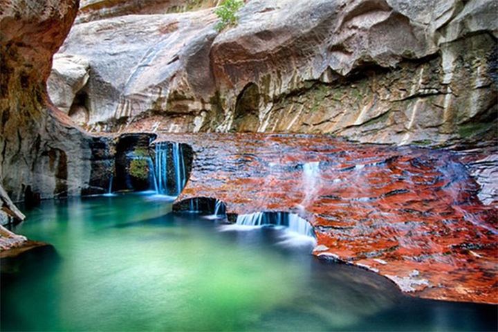 Изумрудная тропа. Zion National Park Emerald Pools. Изумрудный бассейн в метро — национальный парк Сион, Юта. Изумрудный водопад (Emerald Falls). 10000 Emerald Pools.
